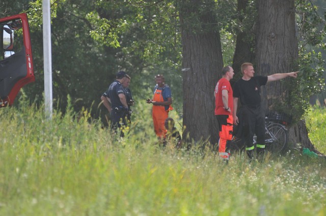 Około godziny 11 w sobotę, 15 czerwca, w Kostrzynie nad Odrą zrobiło się głośno od syren wozów straży pożarnej, policji i pogotowia. Służby gnały nad Wartę, gdzie pod wodą zniknął człowiek. Niestety,  mężczyzny nie udało się uratować.Ze wstępnych ustaleń policji wynika, że trzech mężczyzn w piątek, 14 czerwca, pojechało na ryby. Rano, około godziny 10, jeden z nich postanowił się schłodzić. Wszedł do rzeki i zniknął pod wodą. - Zgłoszenie otrzymaliśmy od szwagra ofiary. Na miejsce natychmiast pojechały dwa zastępy strażaków, którzy szybko odnaleźli mężczyznę - mówi Bartłomiej Mądry, rzecznik prasowy Komendy Miejskiej Państwowej Straży Pożarnej w Gorzowie Wlkp. Strażacy po wyciągnięciu mężczyzny z wody zaczęli reanimację. Niestety, nie udało się przywrócić funkcji życiowych. Ofiarą jest niespełna 60-letni mężczyzna.Na miejscu byli też policjanci. - Zgon stwierdził lekarz. O sprawie został powiadomiony prokurator - mówi Mateusz Sławek z wydziału prasowego Komendy Wojewódzkiej Policji w Gorzowie Wlkp.  Mężczyzna utopił się w Warcie, na wysokości oczyszczalni ścieków, tuż przed miejscem, gdzie rzeka ta wpada do Odry.Zobacz też wideo: 18-latek z Kazachstanu utonął na kąpielisku w Częstochowie. Nie pomogła 40-minutowa reanimacja