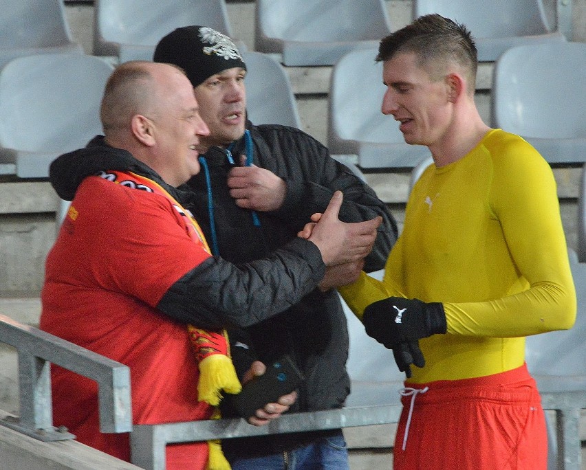 PKO Ekstraklasa. Jacek Kiełb wrócił do domu i po meczu Korony Kielce z Górnikiem Zabrze był oblegany przez kibiców [WIDEO, ZDJĘCIA] 