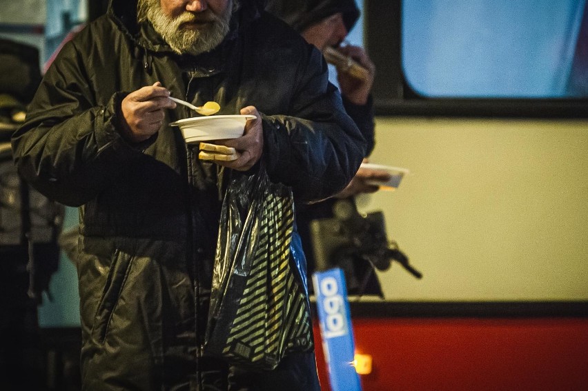 Koronawirus na Pomorzu. Osoby bezdomne z Sopotu mogą liczyć na pomoc miejskich służb. "Stołówka Caritas funkcjonuje codziennie" 