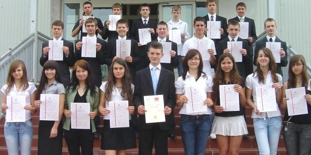 Sportowa klasa III D w Gimnazjum Numer 5 w Stalowej Woli, w której uczyło się 22 uczniów, mogła pochwalić się świetnymi wynikami w nauce i świadectwami z czerwonym paskiem na zakończenie nauki w szkole.
