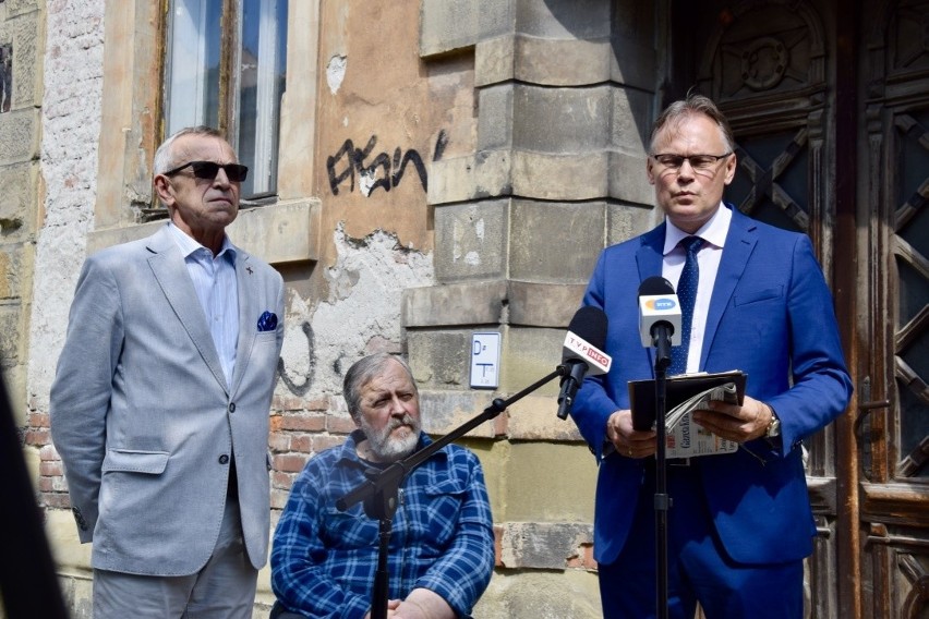 Posłowie Arkadiusz Mularczyk i Jan Duda zawnioskowali do...