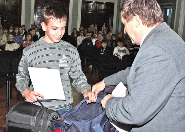 Paweł Halik otrzymał śpiwór, torbę i dyplom