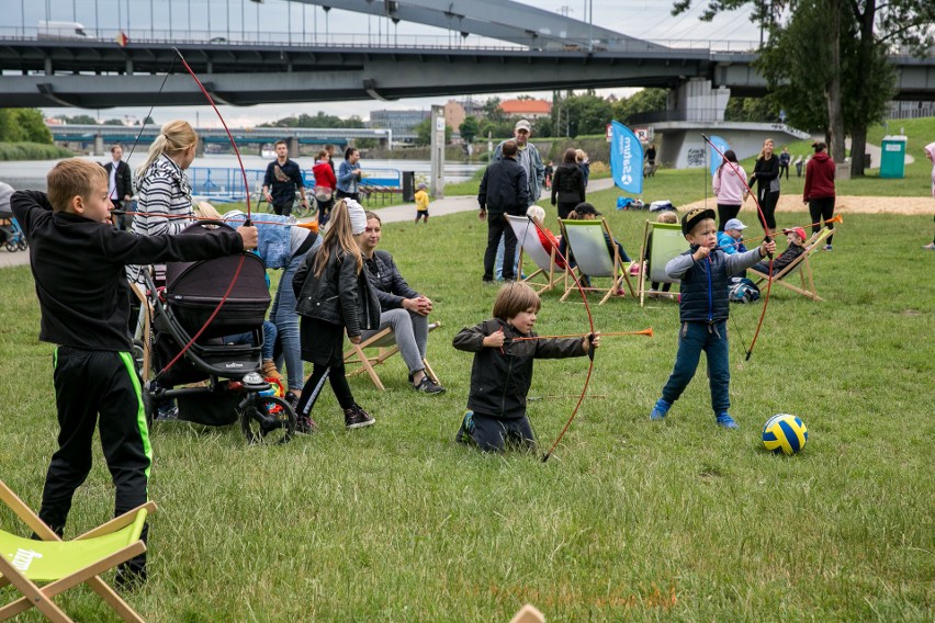 Kraków. Otwarcie plaży na bulwarach. Pogoda nie zachwyca [ZDJĘCIA]