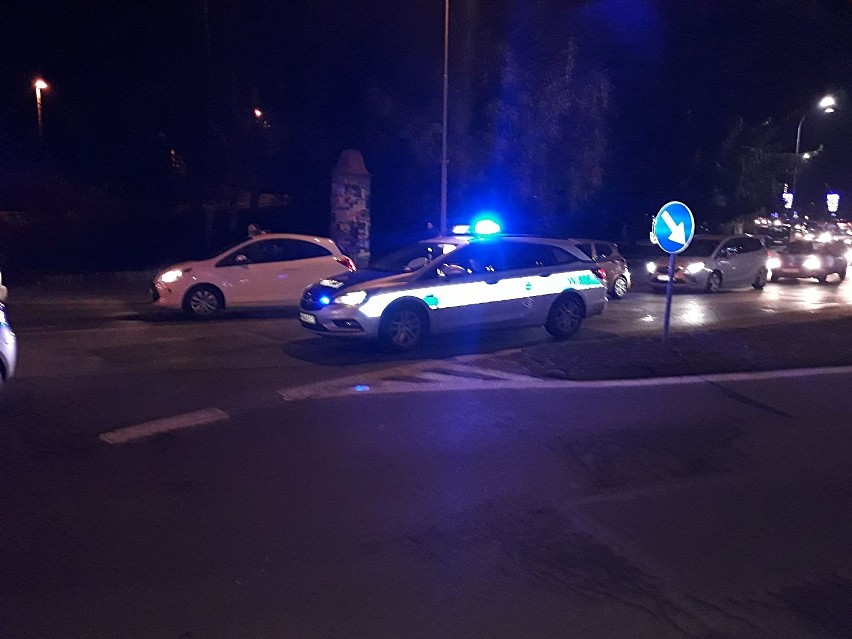 Kolizja w centrum Stargardu. Najpierw zderzył się z drugim samochodem, potem z latarnią. Utrudnienia w przejeździe przez rondo