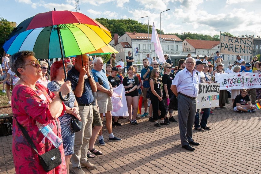 Bydgoszcz wolna od nienawiści. Manifestacja pod pomnikiem Kazimierza Wielkiego