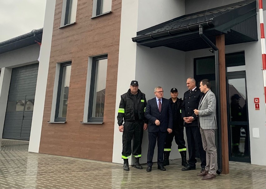 Druhowie Ochotniczej Straży Pożarnej w Suchej w gminie Białobrzegi dostali specjalne ubrania 