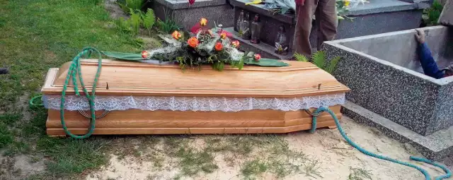 Zakład pogrzebowy włożył zmarłą do za dużej trumny. Na pogrzebie okazało się, że trumna nie mieści się w grobie...