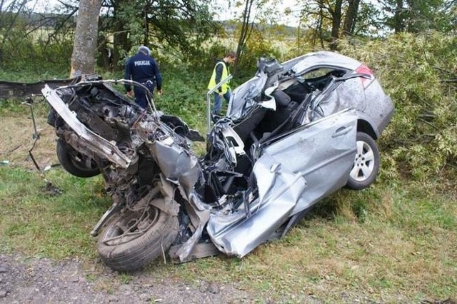 We wrześniu w rejonie wsi Knorydy, w powiecie bielskim, 28-letni mężczyzna zginął na miejscu. Kierowany przez niego opel uderzył w drzewo.