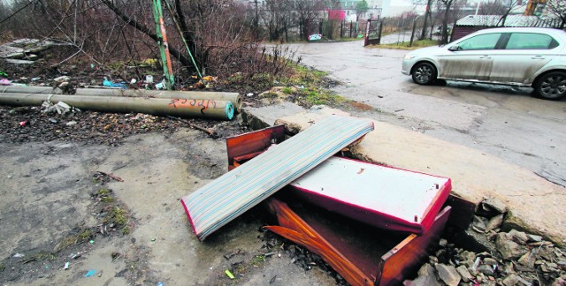  Śmieci przy ulicy Działkowej, to wciąż powracający temat. Trudno jest ustalić, kto odpowiada za pozostawianie tam odpadów, dlatego też nie wiadomo, kogo należy za to ukarać.