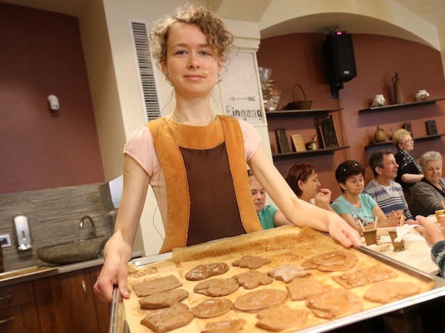 Do zwiedzania Muzeum Toruńskiego Piernika i na warsztaty pieczenia słynnych ciastek zaprasza Katarzyna Przewoźna