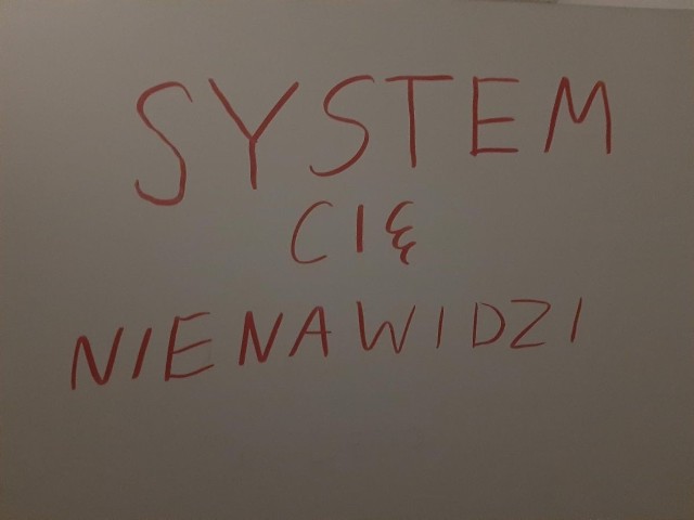 Niepokojące napisy w budynku Wydziału Filologicznego. Studenci Uniwersytetu Łódzkiego nie radzą sobie ze stresem podczas sesji? Władze Uniwersytetu zachęcają do skorzystania z pomocy Akademickiego Centrum Wsparcia.