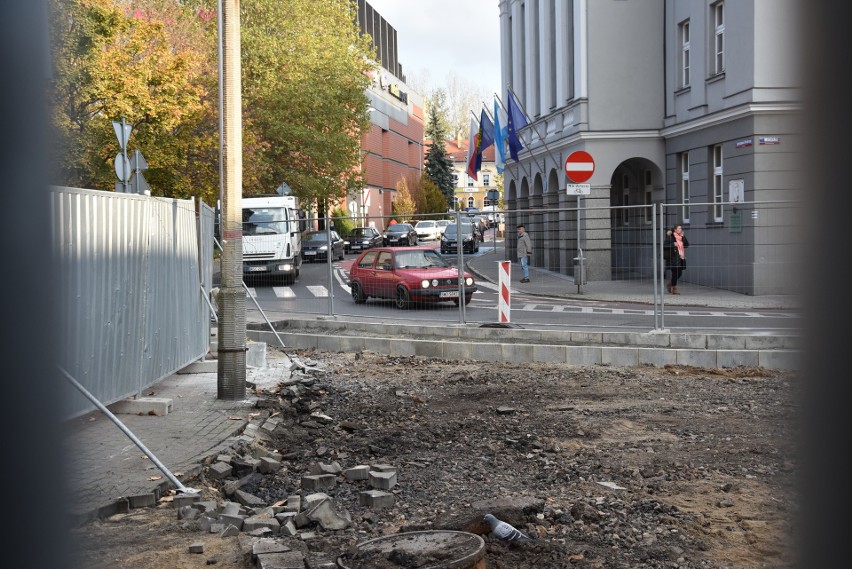 Pusto na placu przy Poczcie w Rybniku. Na środku posadzą...