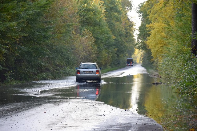 W czwartek rano, 22 października 2020 roku kierowcy przejeżdżali tędy po wodzie.