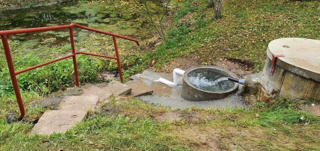 Teraz mieszkańcy mogą pobierać wodę ze źródełka przy pomocy ręcznej pompy
