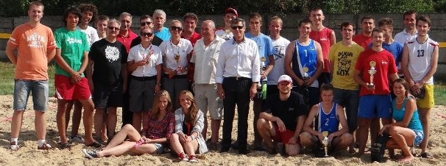 Uczestnicy i organizatorzy otwartego turniej siatkówki plażowej o Puchar Dyrektora Ośrodka Sportu i Rekreacji we Włoszczowie Andrzeja Kiedrzynka.