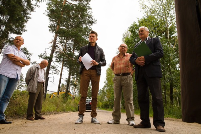 Mariusz Romanowicz (od lewej), Mirosław Kolendo, Radosław Sakowski, Jerzy Kubiak i Tadeusz Karpowicz twierdzą, że burmistrz oszukał mieszkańców. Zarzucają mu też niegospodarność.