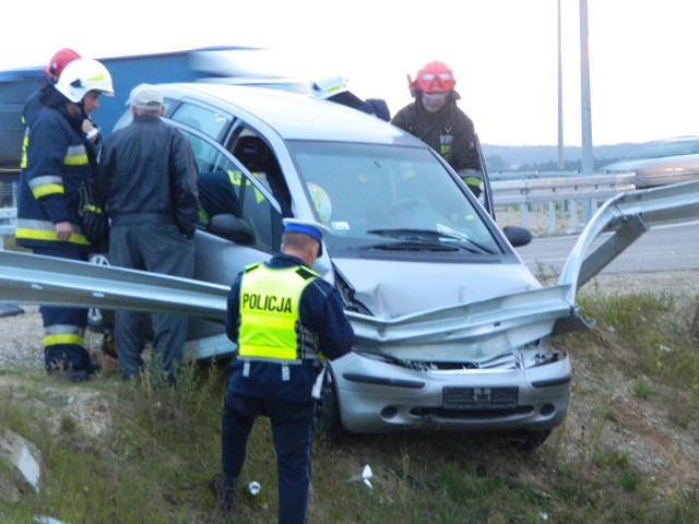 Do wypadku mercedesa doszło w czwartek, przed godziną 18