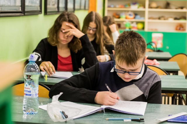 W Szkole Podstawowej nr 32 w Bydgoszczy próbny egzamin ósmoklasisty zdawało 108 uczniów. Nie wszyscy z sali wychodzi zadowoleni.