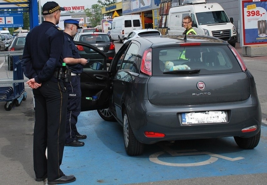 Policja w Chorzowie poluje na kierowców pod hipermarketami [ZDJĘCIA]