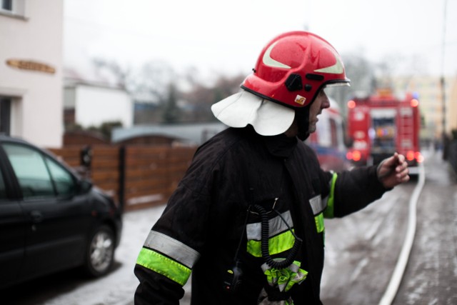 Strażacy dogaszają pożar w Fordonie