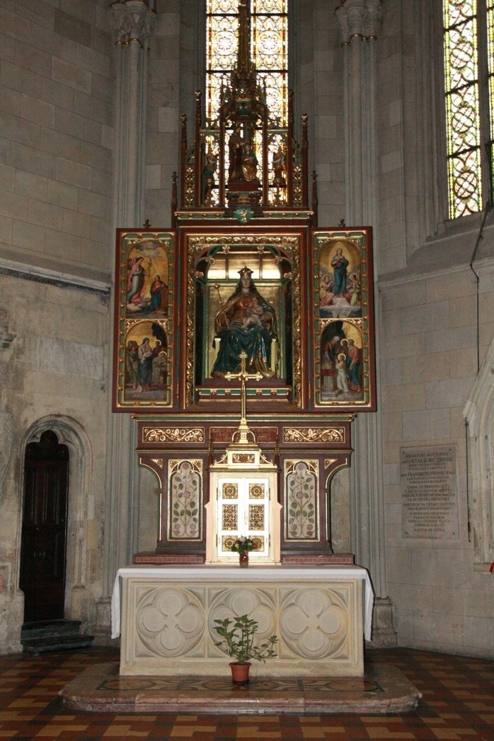 Jeden z bocznych ołtarzy katedry