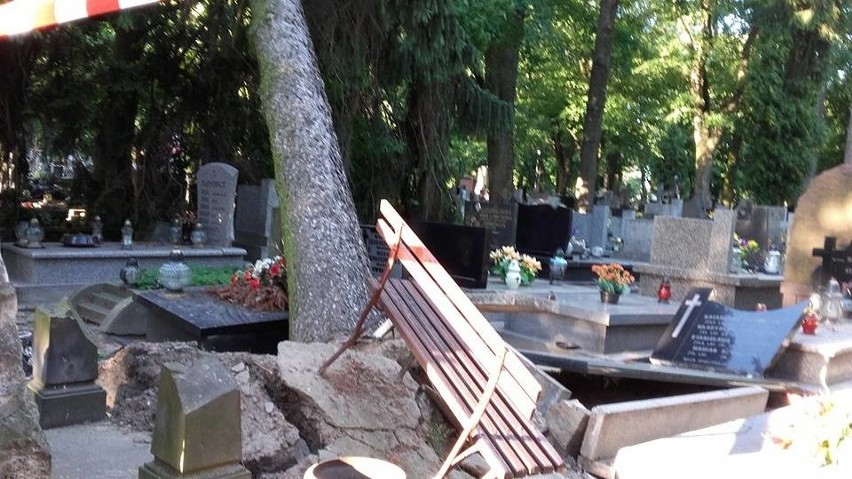 Zniszczenia na terenie cmentarza przy ulicy Lipowej,...