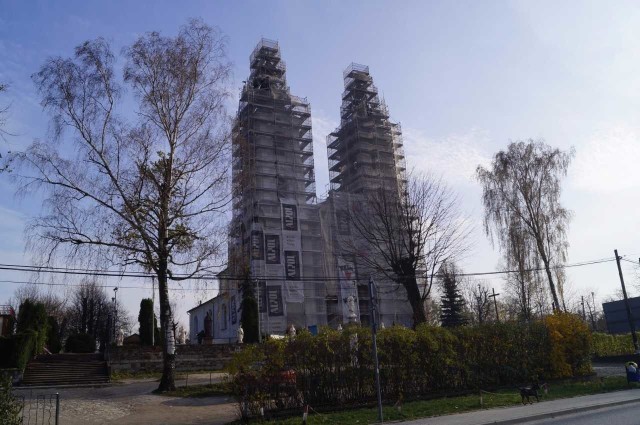 Kościół w Piekoszowie przechodzi renowację. Budynek przez wiele lat nie był remontowany, co znacznie pogorszyło jego wygląd i funkcjonalność. Koszt prac wyniesie ponad milion złotych.