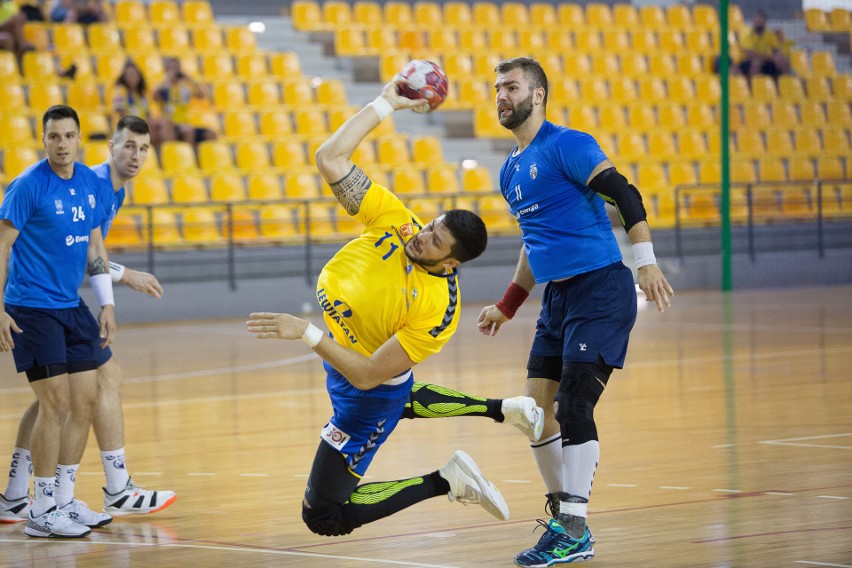 Piłkarze ręczni KS Kielce minimalnie wygrali sparing z Energą MKS Kalisz, zadebiutowało sześciu graczy, w tym pięciu nowych [ZDJĘCIA, VIDEO]