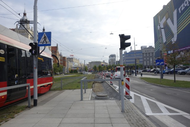 Droga została zwężona do jednego pasa, co nie podoba się wszystkim kierowcom. W przyszłym roku aleja Korfantego w Katowicach ma się zazielenić.