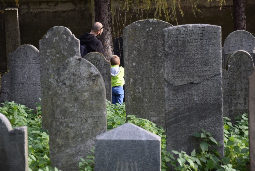 Niezwykła lekcja historii 1 listopada z dr Jackiem Proszykiem na zabytkowym cmentarzu żydowskim w Oświęcimiu [ZDJĘCIA]