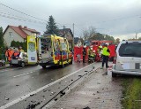 Czołowe zderzenie dwóch samochodów na ulicy Kieleckiej w Bielinach. Kobieta wypadła z auta. Zobacz zdjęcia