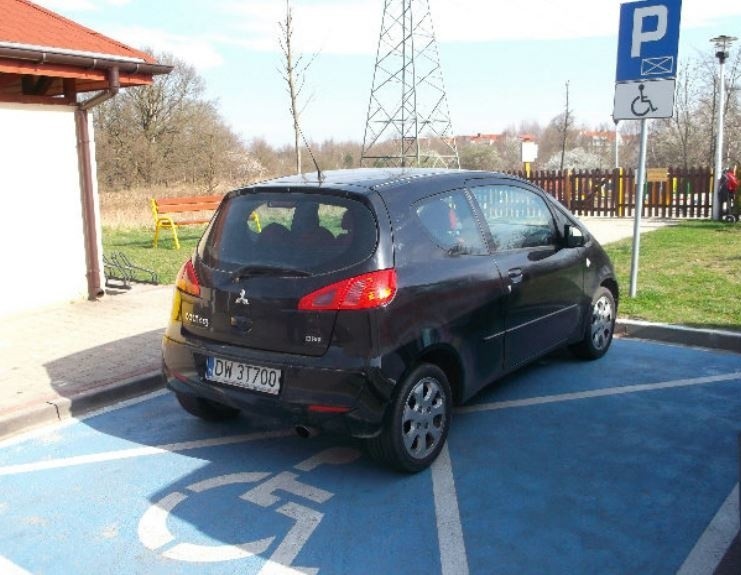 Mistrzowie parkowania z Wrocławia. Zobacz, co kierowcy wyprawiają ze swoimi samochodami [ZDJĘCIA]