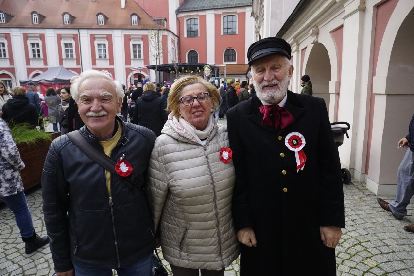 Plac Kolegiacki, Wolny Dziedziniec Urzędu Miasta oraz park...