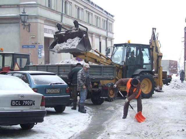 Robotnicy wywożą śnieg z rogu ul. Hallera i św. Ducha