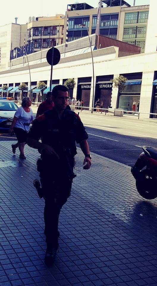 Furgonetka wjechała w tłum w centrum Barcelony.