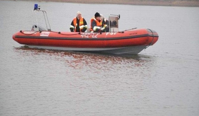 Po całonocnych poszukiwaniach na dnie jeziora Chodeckiego odnaleziono zwłoki zaginionego 3 miesiące temu 26-latka.Więcej informacji o sprawie w dalszej części galerii >>>