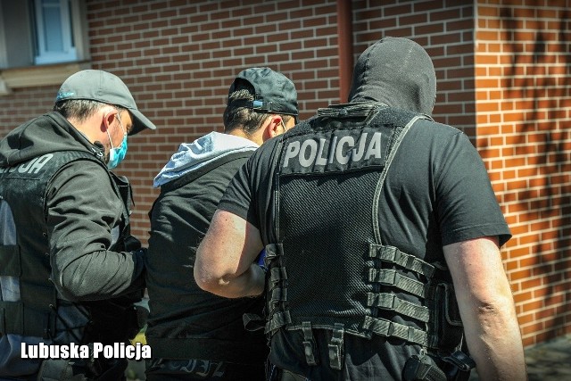 Gorzowscy policjanci rozpracowali szajkę oszustów, którzy wyłudzali pieniądze za pomocą kodów Blik. Do tej pory zatrzymano siedem osób.