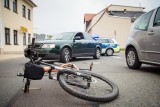 Częstochowa: Dwunastoletni chłopiec został potrącony na przejeździe rowerowym. Dziecko trafiło do szpitala na szczegółowe badania
