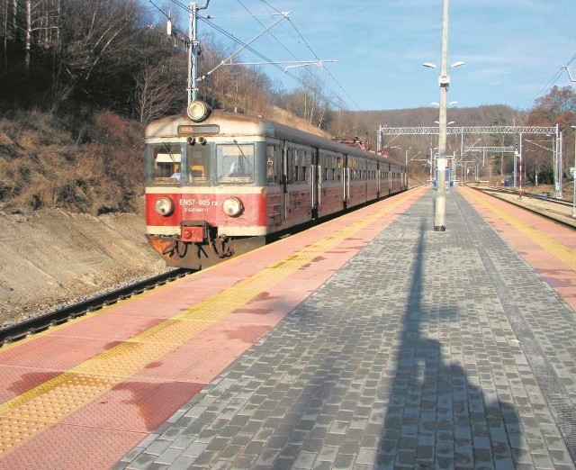 Pociąg osobowy z Sędziszowa na stacji Tunel