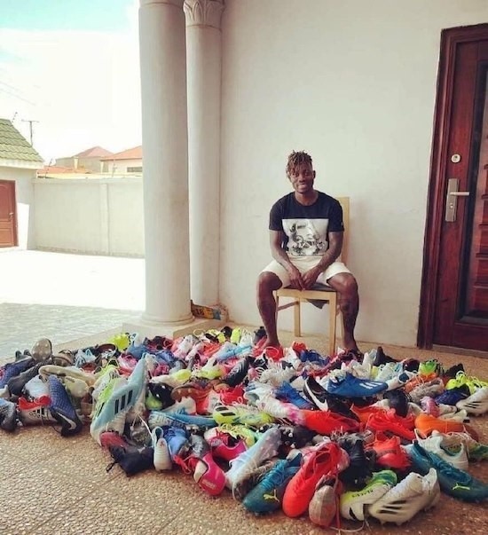 Christian Atsu z dostawą piłkarskich butów dla młodych...