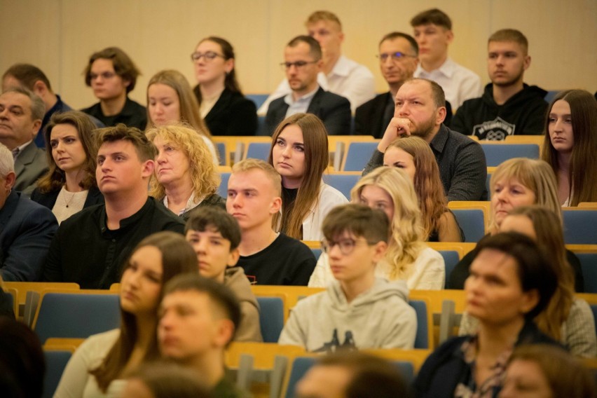 Nowy program stypendialny dla uczniów z regionu, studiujących na Politechniki Świętokrzyskiej w Kielcach. Jak zdobyć pieniądze