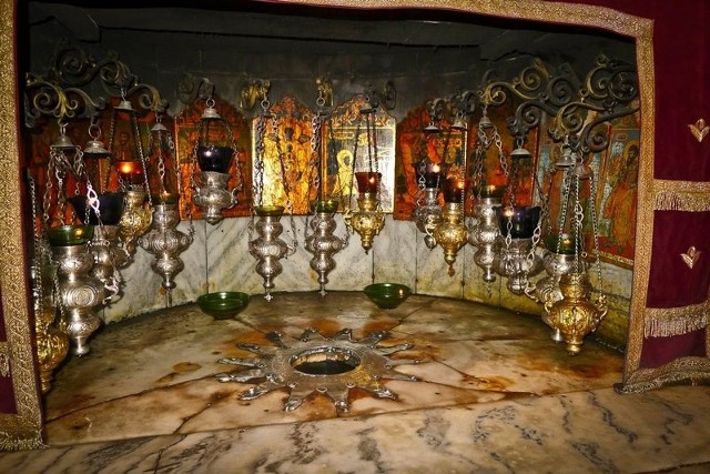 Betlejemskie Światełko Pokoju zapalane jest w Grocie Narodzenia Chrystusa w Betlejem