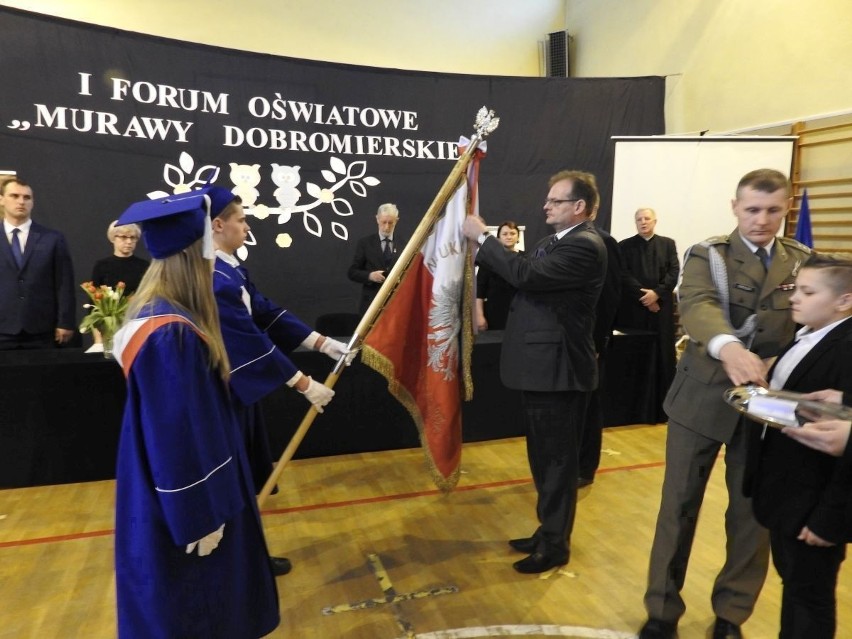 Minister Jan Józef Kasprzyk na Forum Oświatowym w Dobromierzu. Odwiedził też miejsca pamięci (DUŻO ZDJĘĆ)