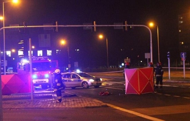 Tragedia wydarzyła się na przejściu dla pieszych na ulicy w Jeleniej Górze. samochód, biorący udział w nielegalnym wyścigu, śmiertelnie potrącił dwie osoby.