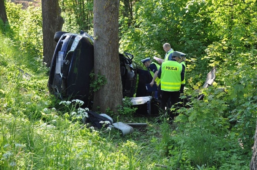 Auto uderzyło w bariery ochronne, a następnie dachem w...