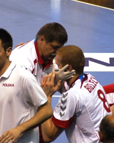 Karol Bielecki opatrywany kilka chwil po starciu z zawodnikiem chorwackim.