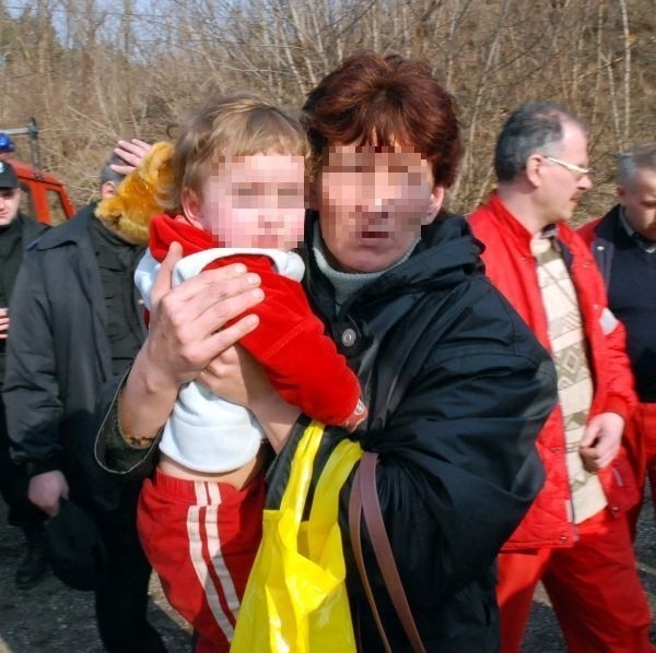 Matka dopiero po piętnastu minutach od znalezienia córki dotarła do policyjnego radiowozu gdzie 3-latka czekała na pomoc lekarską. W drodze do karetki matka na ręku trzyma swoją córeczkę.