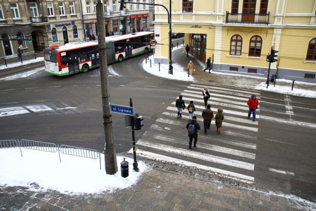 Skrzyżowanie Racławickich, Krakowskiego Przedmieścia, Lipowej. Okazuje się, że korzysta z niego niego więcej pieszych, niż aut