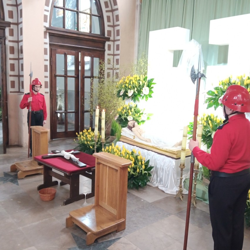 Druhowie i młodzi strażacy pełnili wartę przy Grobie Pańskim w kościele w Masłowie. Zobacz zdjęcia