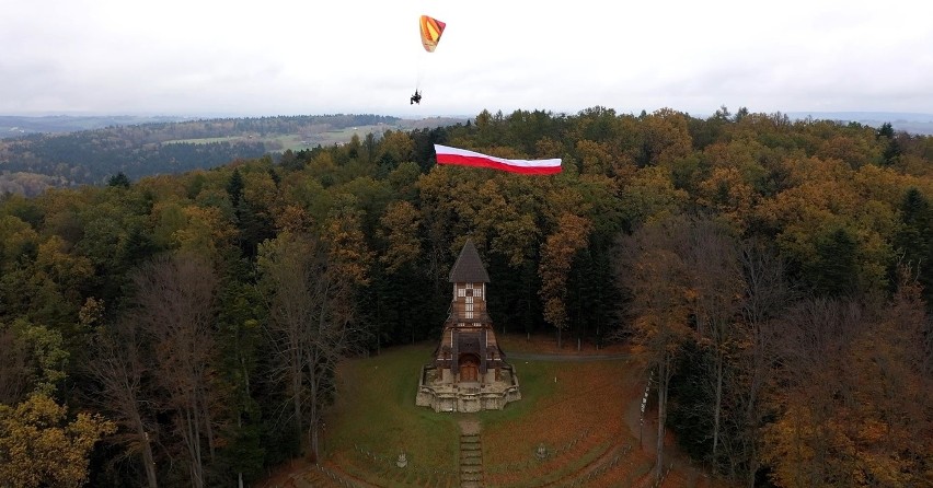 Piotr Szczerba "wolski orzeł" w Święto Niepodległości rozłożył na gorlickim niebie 20-metrową flagę narodową